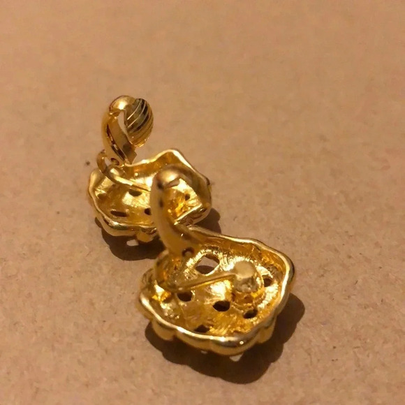 VINTAGE EUC CLIP ON GOLD TONE EARRINGS COSTUME JEWELRY - Picture 6 of 6